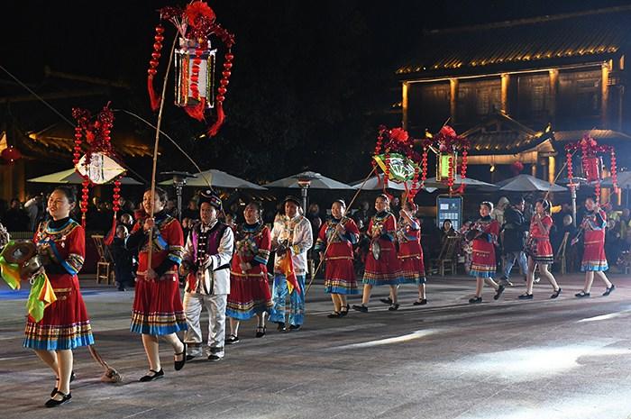 “上刀山”“刹铧口”等绝技在酉州古城上演